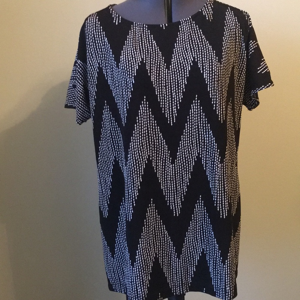 SALE....Chico’s Travelers short sleeve top L